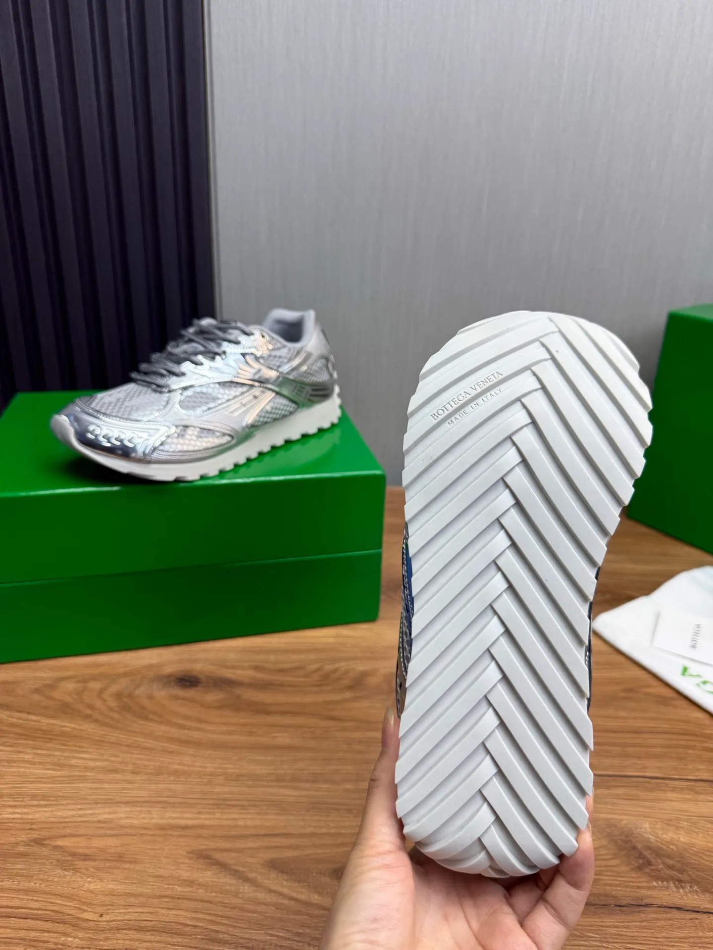 Men's men's shoes 💰620💰 BV top version 𝘽𝙊𝙏𝙏𝙀𝙂𝘼 𝙑𝙀𝙉𝙀𝙏𝘼 Orbit sneakers Wang Yibo same style couple style dad shoes 🩷💚 Runner sneakers, made of lightweight technical mesh fabric. Features a geometric patterned rubber outsole. Pay attention to the package craftsmanship ❕ High version shipping ❗️ Very nice, durable to play with and durable to make ✔️ Standard version 💯💯 The outsole is made of color-blocked TPU outsole. Women’s model 35-41 (40 41 customized) Men’s model 39-46 (45.46 customized) Equipped with original packaging